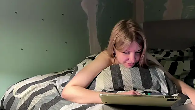 Skinny girl  online show from July 2, 2026, 7:09 pm