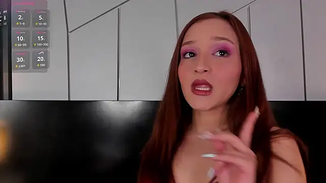 Snapshot of leahluna chatting on May 5, 2026, 7:33 pm leahluna online show from May 5, 2026, 7:33 pm