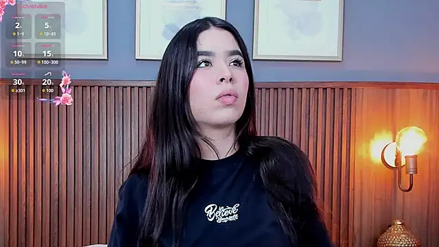 SophieBuitrago online show from June 24, 2026, 7:02 pm