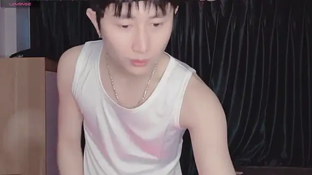 Snapshot of Zz_YuunaSSquart_zZ chatting on April 20, 2026, 11:02 am Zz YuunaSSquart zZ online show from April 20, 2026, 11:02 am