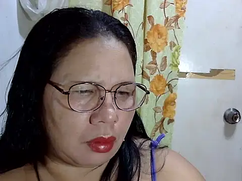 Snapshot of HottyCurlyPeanut chatting on April 20, 2026, 2:31 pm HottyCurlyPeanut online show from April 20, 2026, 2:31 pm