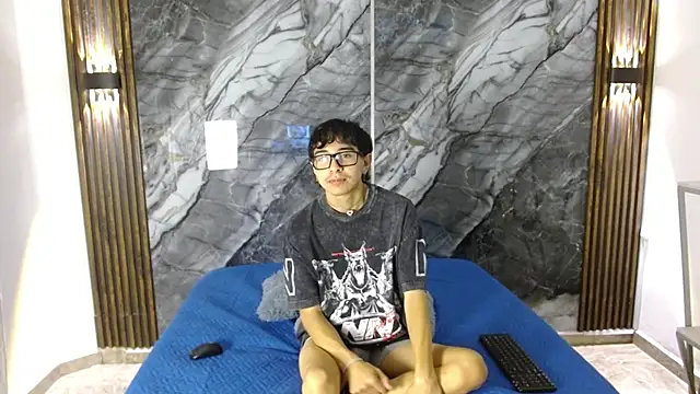 Snapshot of NoahWalker__ chatting on April 21, 2026, 11:05 am NoahWalker online show from April 21, 2026, 11:05 am