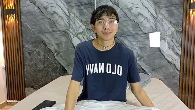 Snapshot of NoahWalker__ chatting on May 4, 2026, 11:06 am NoahWalker online show from May 4, 2026, 11:06 am