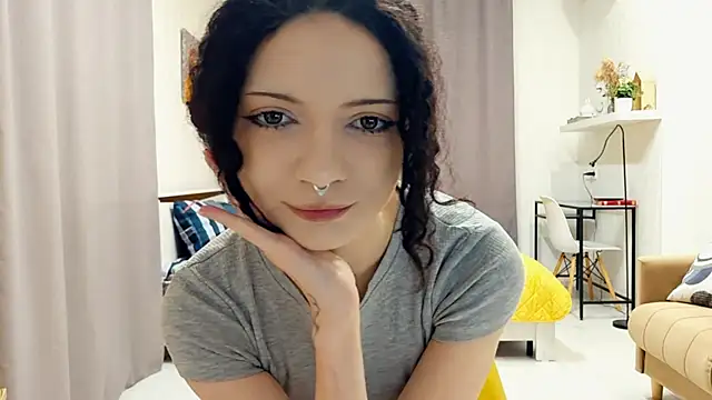 Snapshot of CinnamonCurl chatting on May 4, 2026, 11:45 pm CinnamonCurl online show from May 4, 2026, 11:45 pm