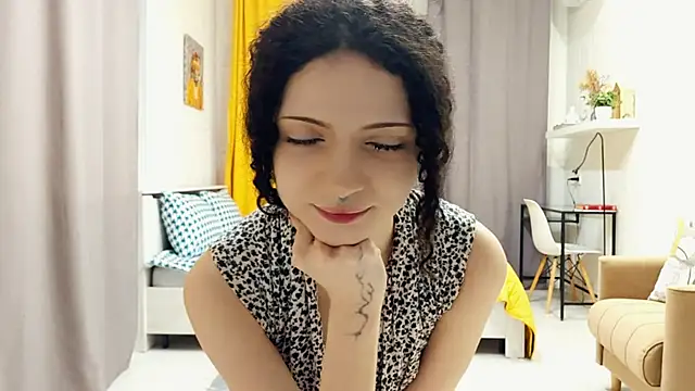 Snapshot of CinnamonCurl chatting on May 25, 2026, 11:33 pm CinnamonCurl online show from May 25, 2026, 11:33 pm