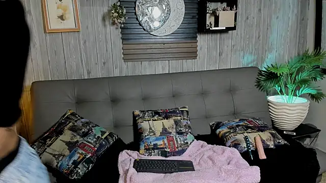 Luna  Cortez online show from May 5, 2026, 1:52 pm
