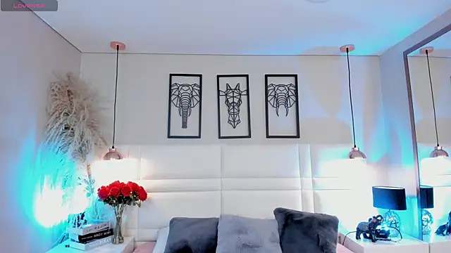 mia  evans  online show from May 19, 2026, 8:37 pm
