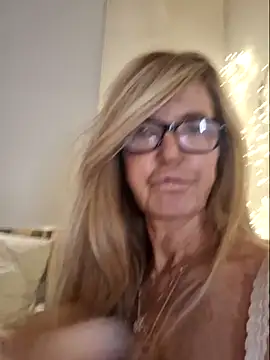 Snapshot of Marianne10 chatting on May 21, 2026, 10:50 pm Marianne10 online show from May 21, 2026, 10:50 pm