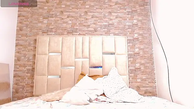 paola blond01 online show from April 19, 2026, 12:33 am