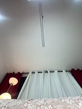 Lila-pinkky online show from May 11, 2026, 11:38 am