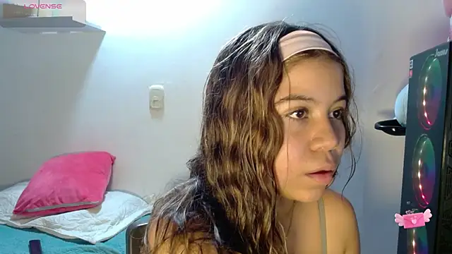 M1la 18 online show from May 16, 2026, 3:36 am