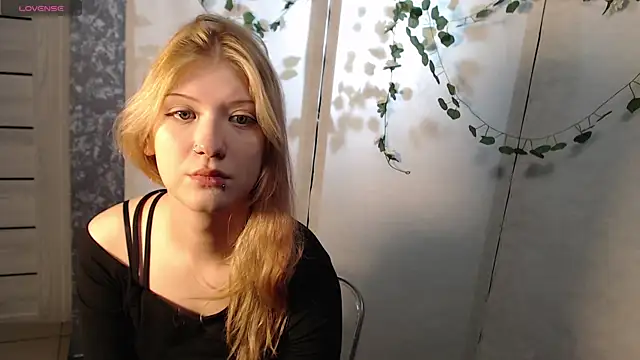Snapshot of Lina_Wi chatting on April 25, 2026, 8:06 pm Lina Wi online show from April 25, 2026, 8:06 pm