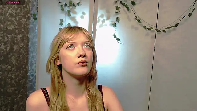 Snapshot of Lina_Wi chatting on May 1, 2026, 8:13 pm Lina Wi online show from May 1, 2026, 8:13 pm