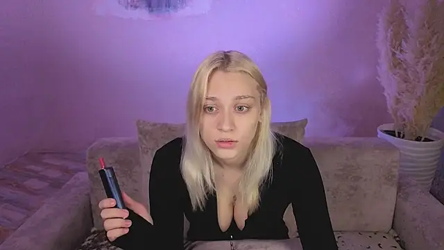 KaraLiin online show from May 29, 2026, 4:49 pm