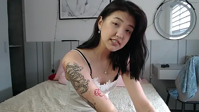 Snapshot of Maiaxoxo chatting on April 24, 2026, 12:24 am Maiaxoxo online show from April 24, 2026, 12:24 am