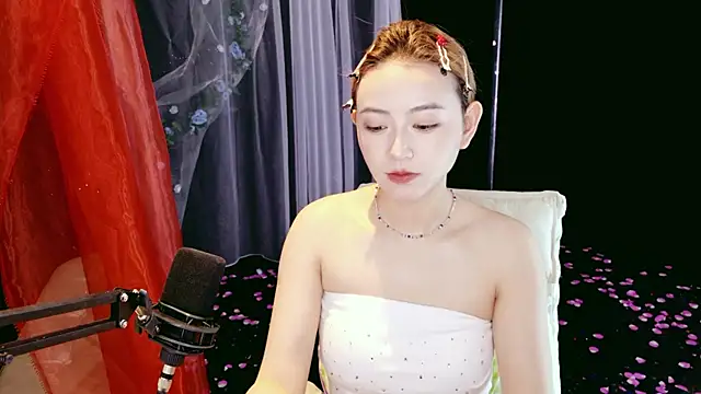 Unique Mia online show from April 25, 2026, 4:15 am