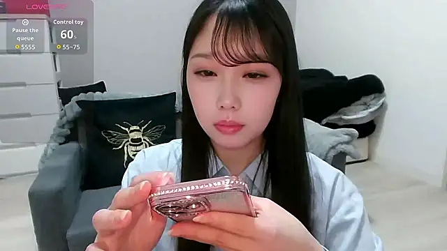 Snapshot of Minamina2 chatting on April 24, 2026, 10:28 am Minamina2 online show from April 24, 2026, 10:28 am