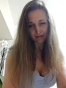 irresistibelle online show from April 27, 2026, 9:35 pm