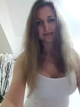 irresistibelle online show from April 28, 2026, 9:09 pm