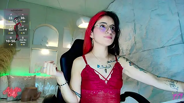 Snapshot of Moon_Red_r chatting on April 20, 2026, 7:48 pm Moon Red r online show from April 20, 2026, 7:48 pm