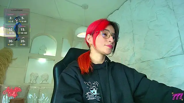 Snapshot of Moon_Red_r chatting on April 21, 2026, 7:39 pm Moon Red r online show from April 21, 2026, 7:39 pm