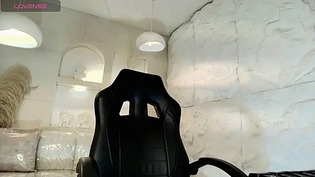 Snapshot of Moon_Red_r chatting on April 25, 2026, 7:33 pm Moon Red r online show from April 25, 2026, 7:33 pm