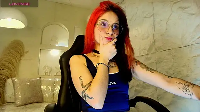 Snapshot of Moon_Red_r chatting on April 28, 2026, 8:03 pm Moon Red r online show from April 28, 2026, 8:03 pm