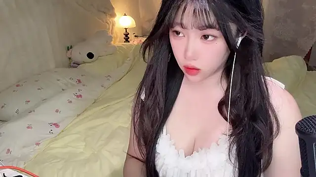 SweetButWildbaby online show from May 12, 2026, 2:03 pm