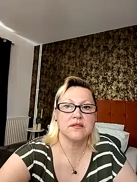 Snapshot of I_amVeronicle chatting on April 24, 2026, 9:56 am I amVeronicle online show from April 24, 2026, 9:56 am