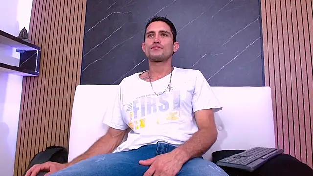 Snapshot of Andres_Colins1 chatting on May 20, 2026, 4:13 pm Andres Colins1 online show from May 20, 2026, 4:13 pm
