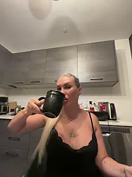 Snapshot of Karen_Luxe chatting on June 2, 2026, 1:07 am Karen Luxe online show from June 2, 2026, 1:07 am