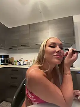 Snapshot of Karen_Luxe chatting on June 16, 2026, 1:41 am Karen Luxe online show from June 16, 2026, 1:41 am