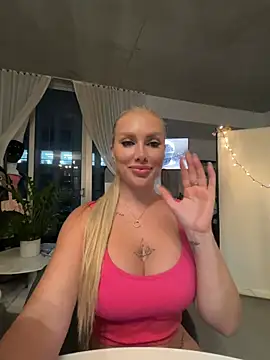 Snapshot of Karen_Luxe chatting on June 27, 2026, 12:37 am Karen Luxe online show from June 27, 2026, 12:37 am
