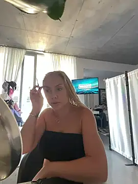 Snapshot of Karen_Luxe chatting on August 7, 2026, 9:39 pm Karen Luxe online show from August 7, 2026, 9:39 pm
