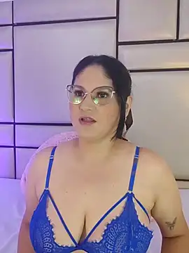 Snapshot of AlinaVegaa_ chatting on May 7, 2026, 8:36 pm AlinaVegaa online show from May 7, 2026, 8:36 pm