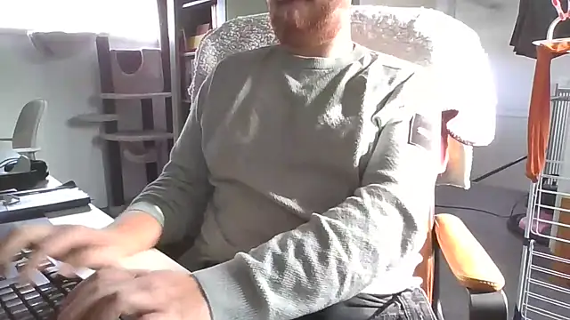 Snapshot of richard9718 chatting on May 5, 2026, 3:42 pm richard9718 online show from May 5, 2026, 3:42 pm