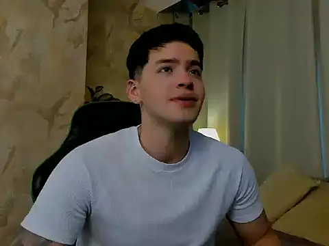Snapshot of RONNY_COLTON chatting on May 4, 2026, 10:06 pm RONNY COLTON online show from May 4, 2026, 10:06 pm