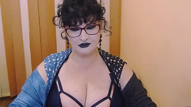 Snapshot of QuuenOfSin chatting on November 9, 2025, 8:18 pm QuuenOfSin online show from November 9, 2025, 8:18 pm