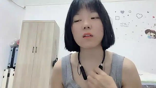 Snapshot of Belle-LL chatting on May 6, 2026, 3:17 pm Belle-LL online show from May 6, 2026, 3:17 pm