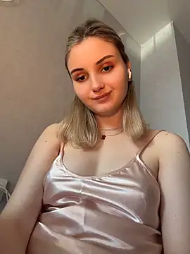 AmeliaLux online show from May 17, 2026, 10:22 am