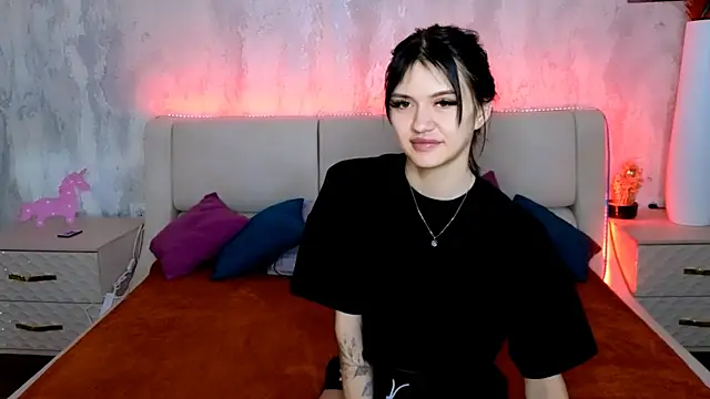 Holly Beck online show from June 8, 2026, 2:01 am