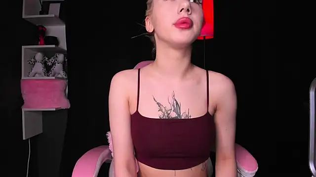 Lyra Viel online show from May 24, 2026, 4:12 pm