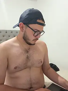Snapshot of SubBoy_bear chatting on April 24, 2026, 2:36 am SubBoy bear online show from April 24, 2026, 2:36 am