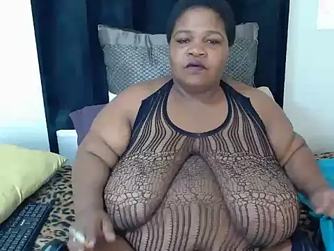Snapshot of BBWMIDGET40 chatting on May 20, 2026, 9:26 am BBWMIDGET40 online show from May 20, 2026, 9:26 am
