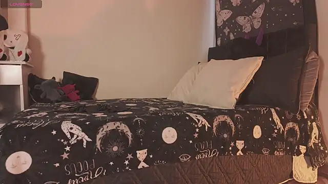 Snapshot of atena_hill_ chatting on June 9, 2026, 7:47 pm atena hill online show from June 9, 2026, 7:47 pm