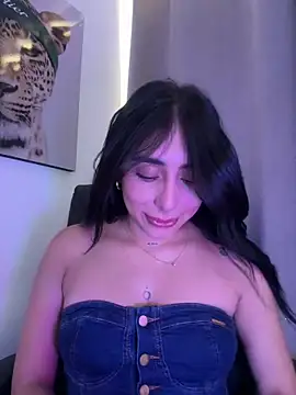 Snapshot of IsabellaNoir_ chatting on May 6, 2026, 8:03 pm IsabellaNoir online show from May 6, 2026, 8:03 pm