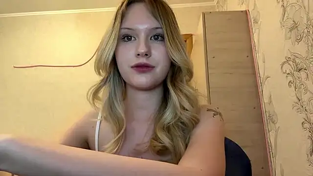 Snapshot of HoneyBlink chatting on April 28, 2026, 2:11 pm HoneyBlink online show from April 28, 2026, 2:11 pm