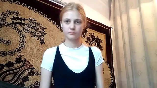 Snapshot of LunaLaday chatting on May 18, 2026, 2:40 am LunaLaday online show from May 18, 2026, 2:40 am