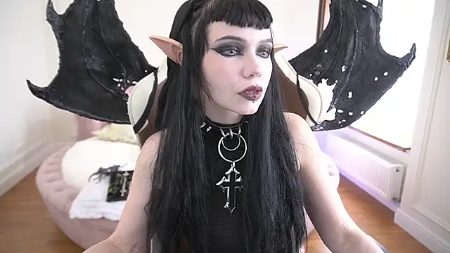 OutfitObsession online show from May 9, 2026, 1:49 pm