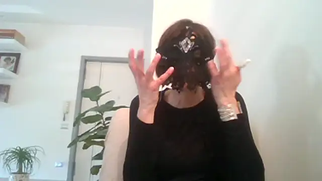 Snapshot of HelenTiAscolta chatting on May 8, 2026, 1:05 pm HelenTiAscolta online show from May 8, 2026, 1:05 pm